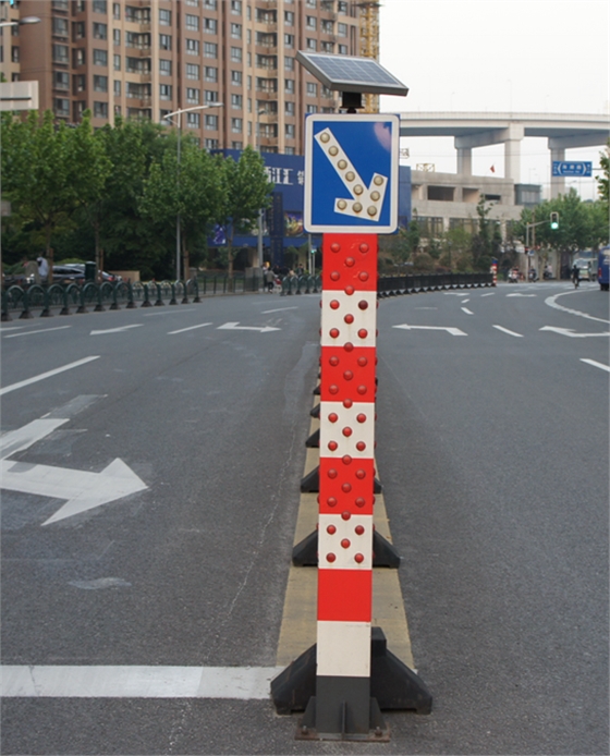 太阳能警示柱