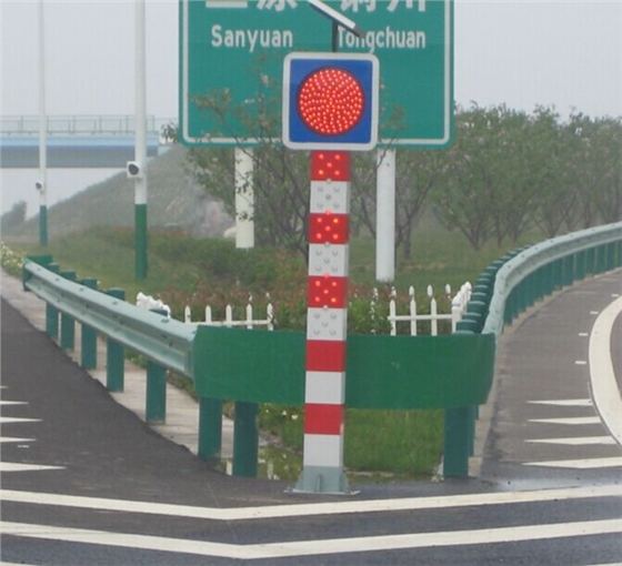 太阳能警示柱