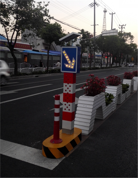 太阳能警示柱