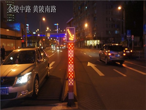 太阳能警示桩