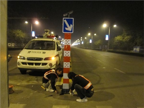 太阳能警示桩