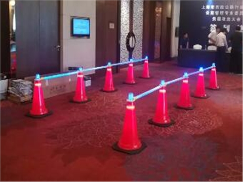 LED发光智能路锥