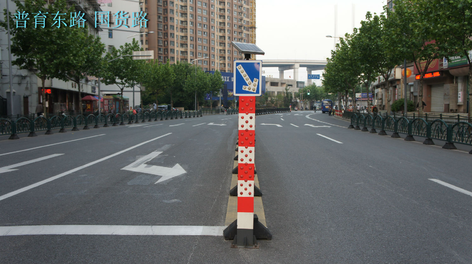 太阳能警示柱