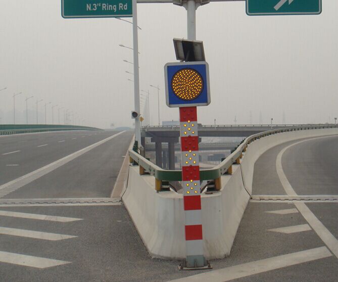 太阳能警示柱