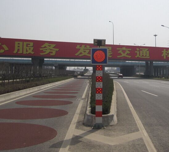 太阳能警示柱