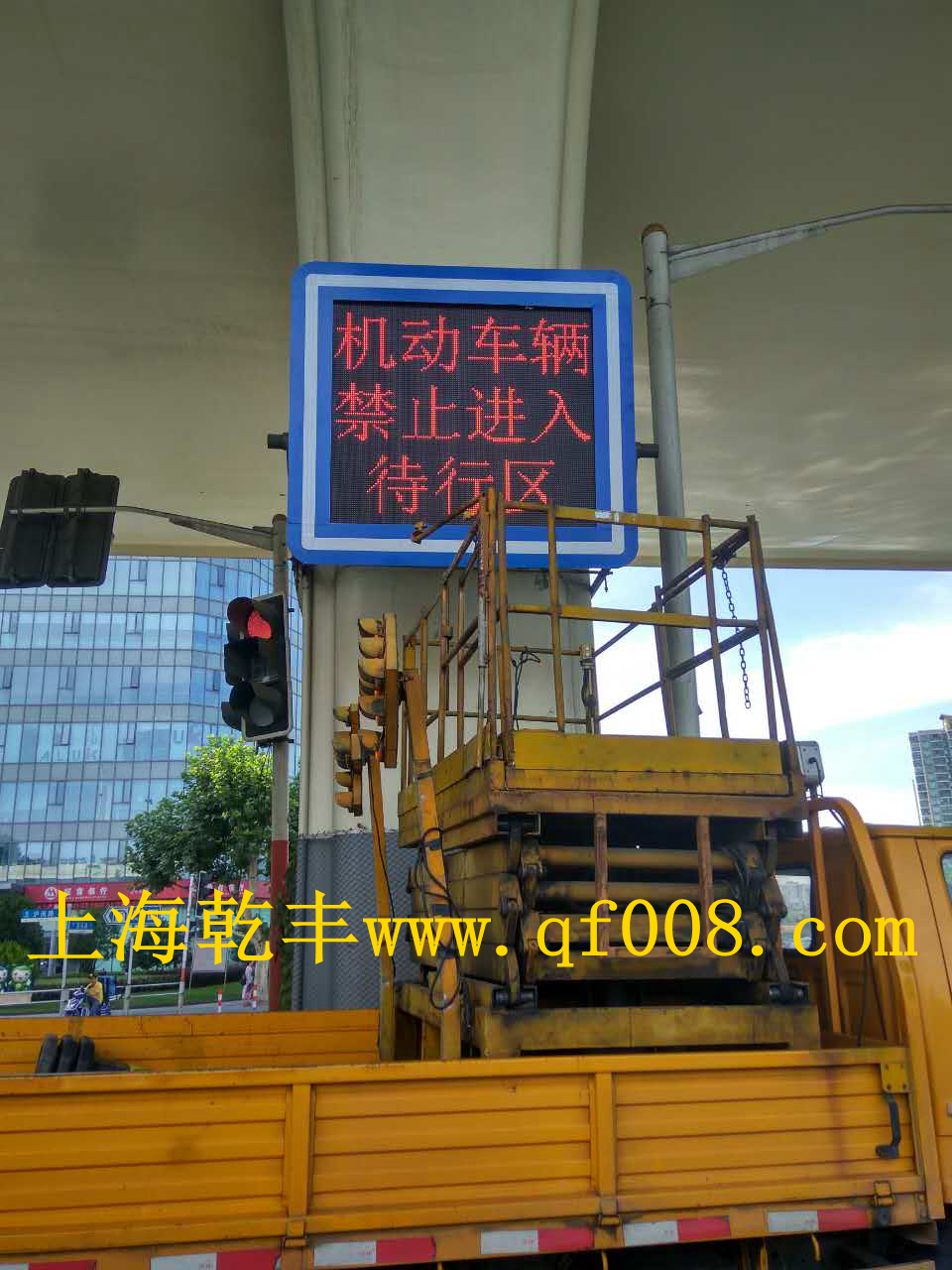 上海市闵行区莲花南路沪闵路待行区显示屏项目